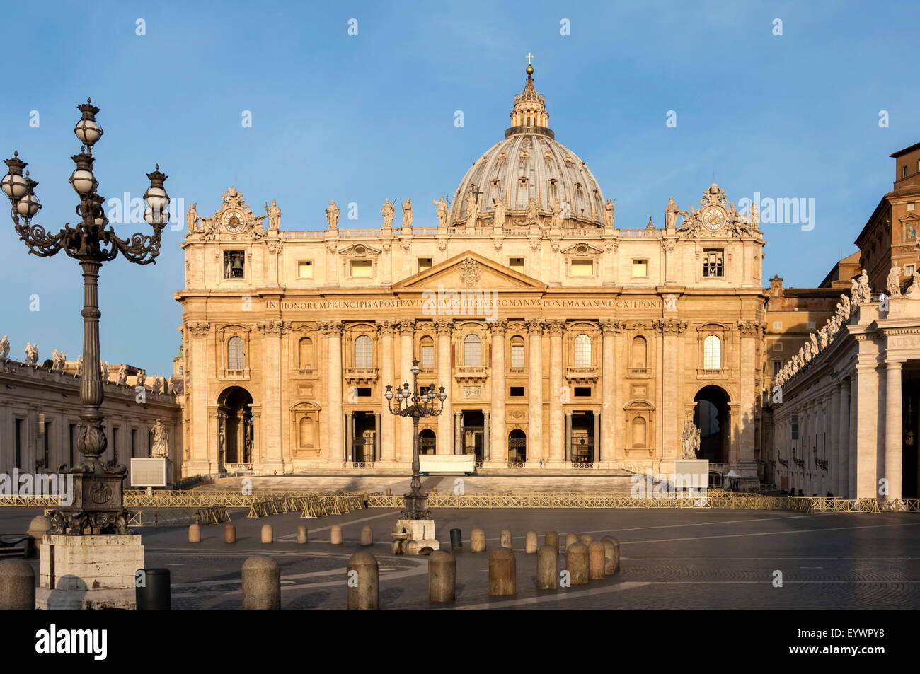 Petersdom und Piazza San Pietro in den frühen Morgenstunden, Vatikanstadt, UNESCO-Weltkulturerbe, Rom, Latium, Italien, Europa Stockfoto