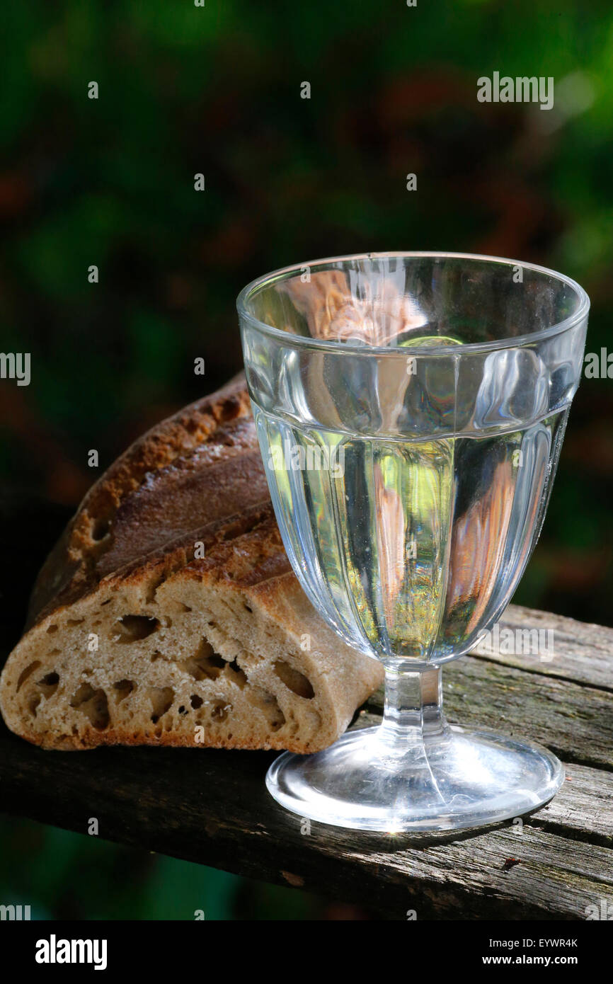 Brot und ein Glas Wasser während der Fastenzeit, Haute-Savoie, Frankreich, Europa Stockfoto