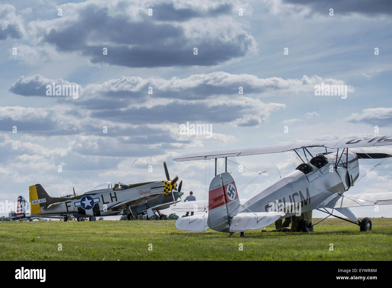 CASA 1.131E (Bücker) Jungmann Srs 2000 G-WJCM und P51 Mustang "Janie" bei einer Flugschau Stockfoto