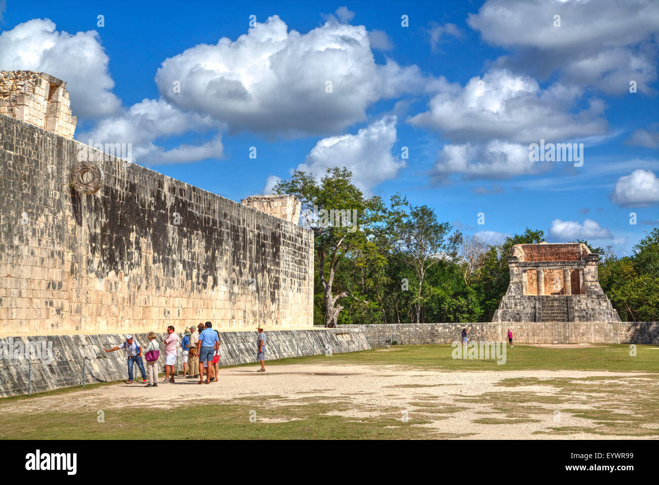 Touristen mit Guide, The Grand Ball Courrt (Gran Juego de Pelota), Chichen Itza, UNESCO-Weltkulturerbe, Yucatan, Mexiko Stockfoto