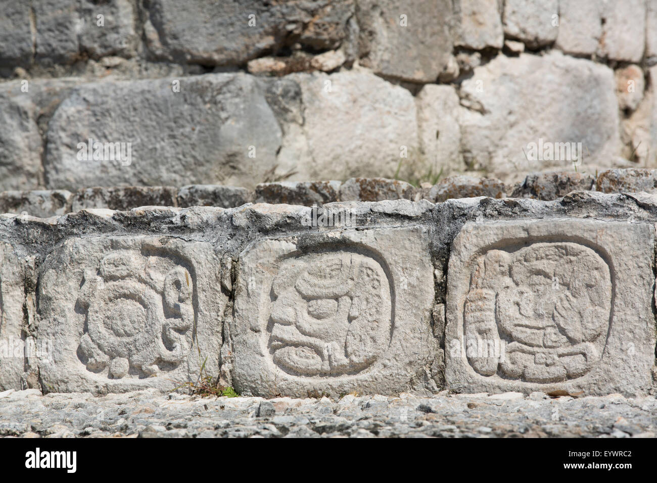 Stein gehauen, Hieroglyphen, Struktur der fünf Etagen (Pisos), Edzna, Maya-Ausgrabungsstätte, Campeche, Mexiko, Nordamerika Stockfoto