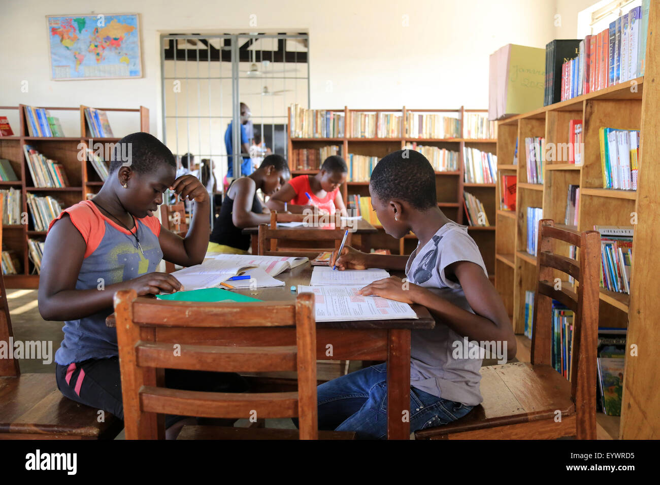 Hausaufgaben in der Bibliothek, Grundschule Adjalle, Togo, West Afrika, Afrika Stockfoto
