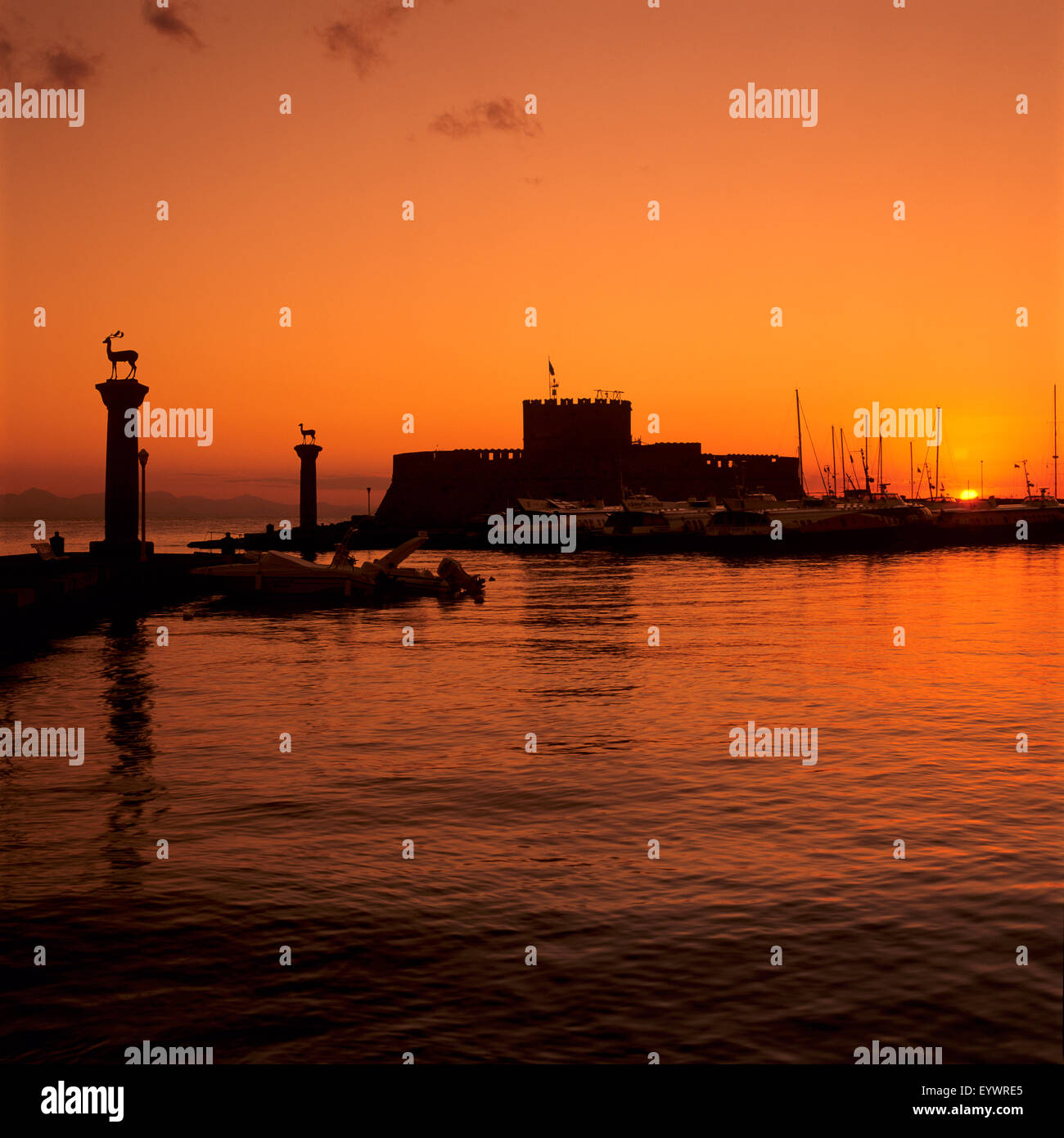 Mandraki-Hafen bei Sonnenaufgang, Rhodos, Insel Rhodos, Dodekanes-Inseln, griechische Inseln, Griechenland, Europa Stockfoto