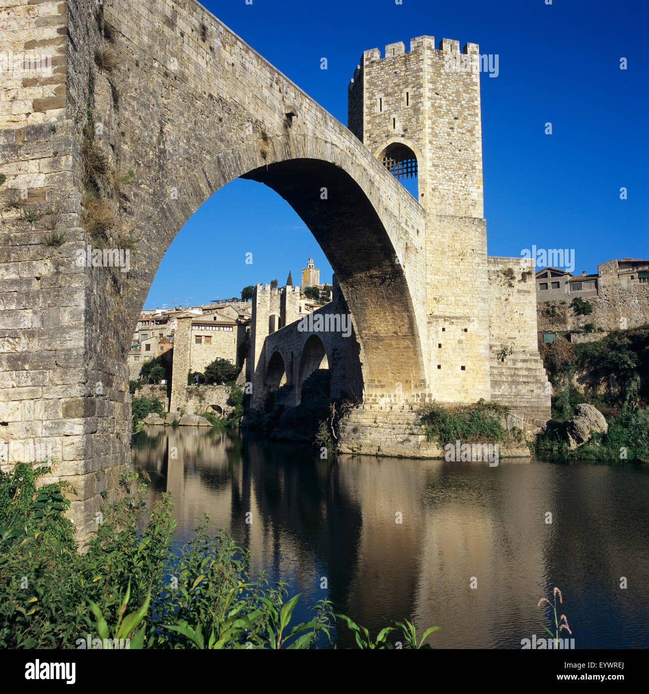 Mittelalterliche Brücke, Besalú, Katalonien (Costa Brava), Spanien, Europa Stockfoto