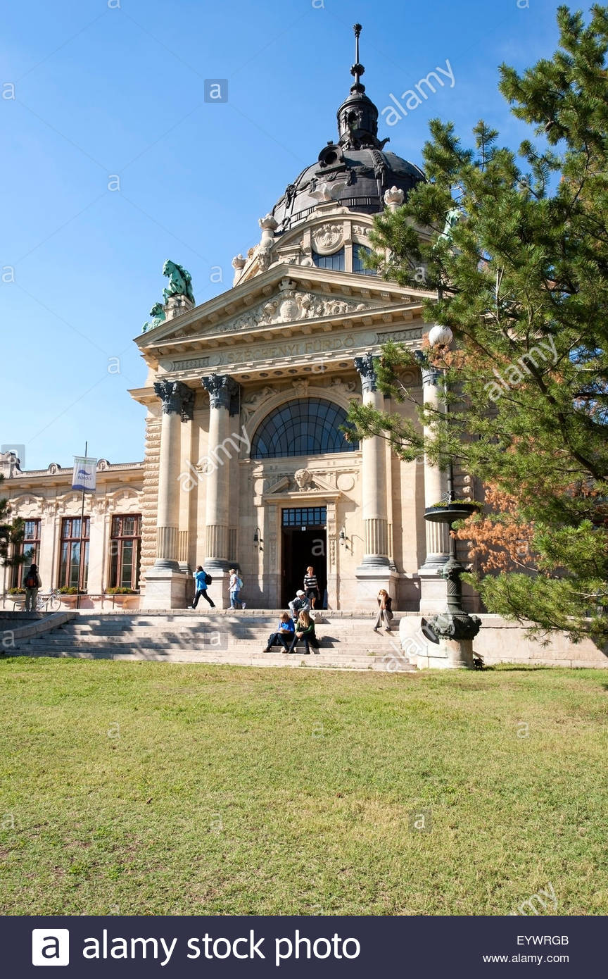 Aussenfassade Mit Saulen Und Skulpturen Des Beruhmten Thermalbad