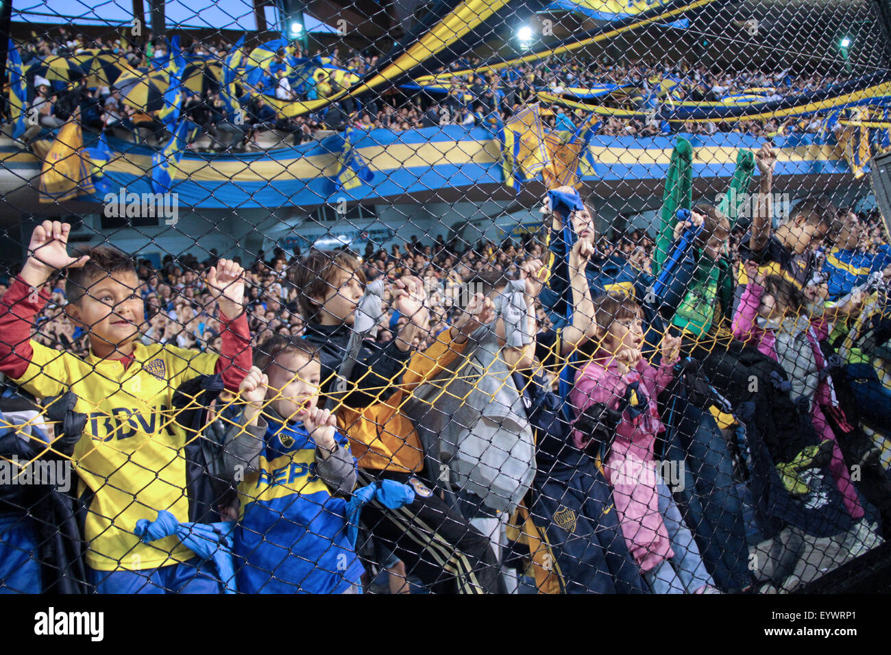 Buenos Aires, Argentinien. 2. August 2015. Gruppe von kleinen Fans von Boca Förderung der Öffentlichkeit vor dem Spiel in La Bombonera. © NÉSTOR J. Beremblum/Alamy leben Nachrichten Stockfoto