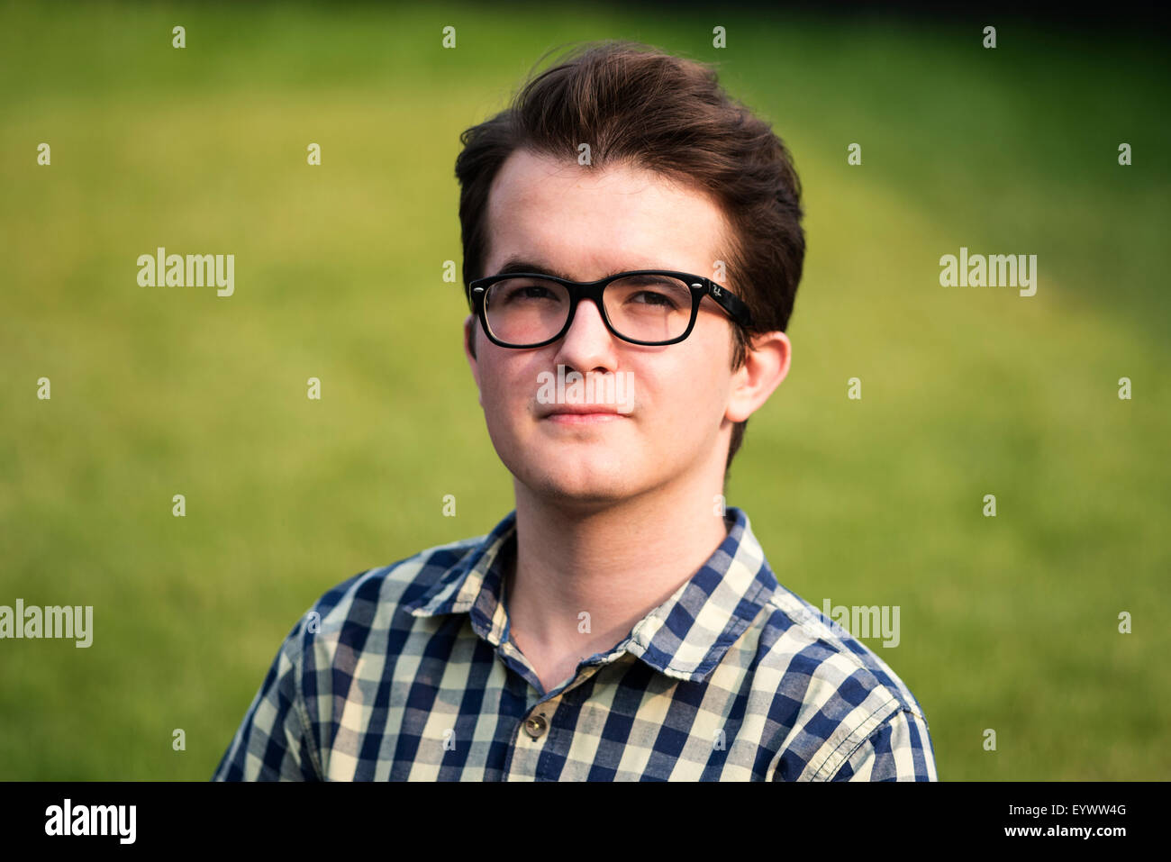 Foto von der Stadt-Porträt eines jungen Mannes Stockfoto