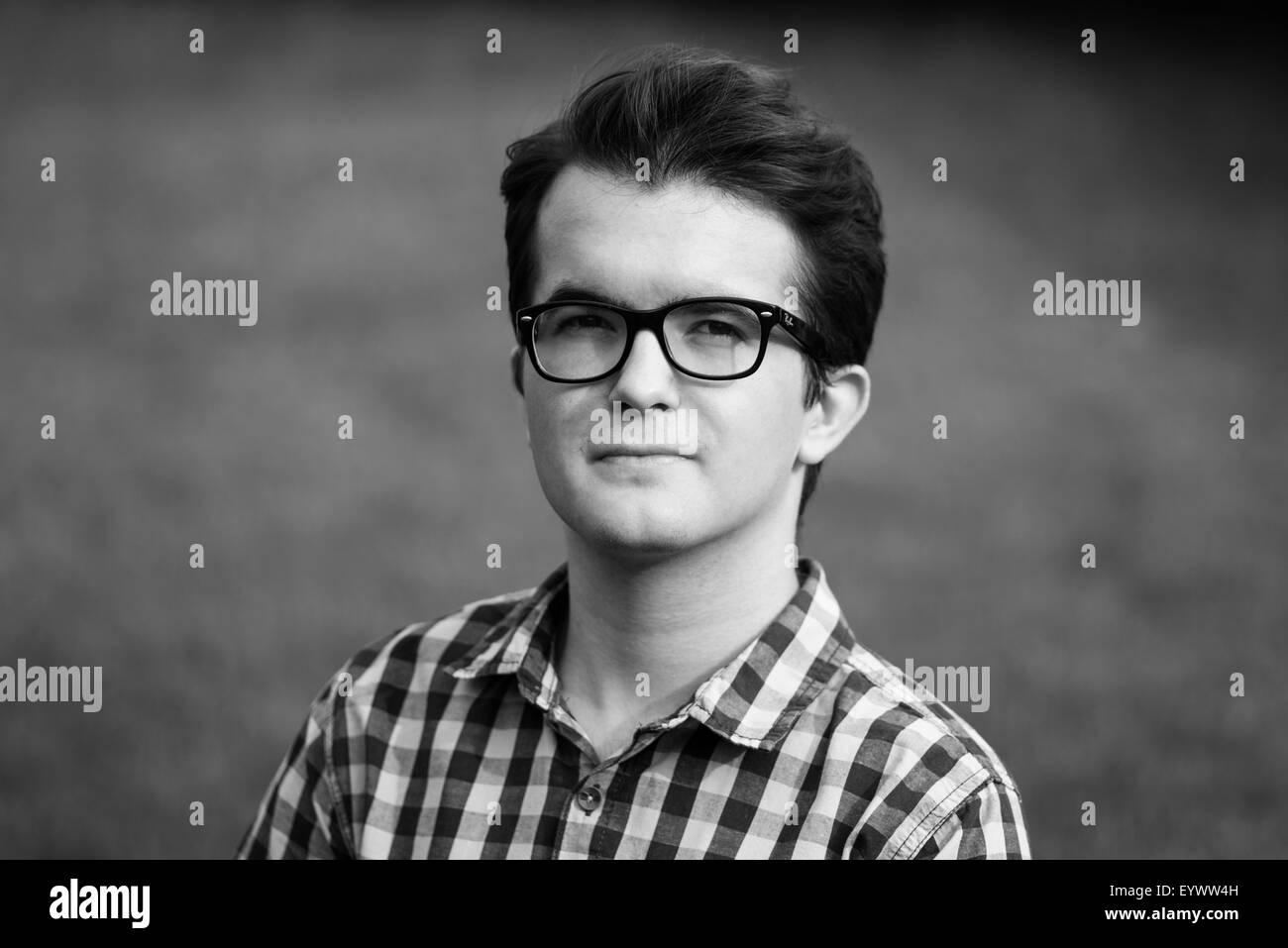 Foto von der Stadt-Porträt eines jungen Mannes Stockfoto