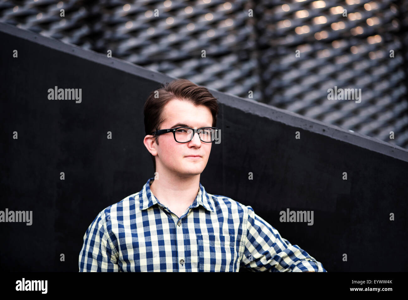 Foto von der Stadt-Porträt eines jungen Mannes Stockfoto