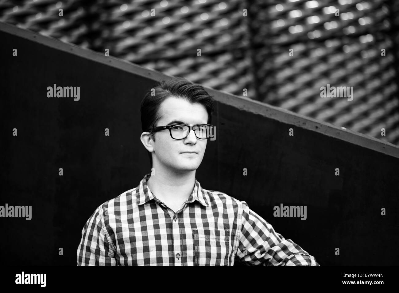 Foto von der Stadt-Porträt eines jungen Mannes Stockfoto