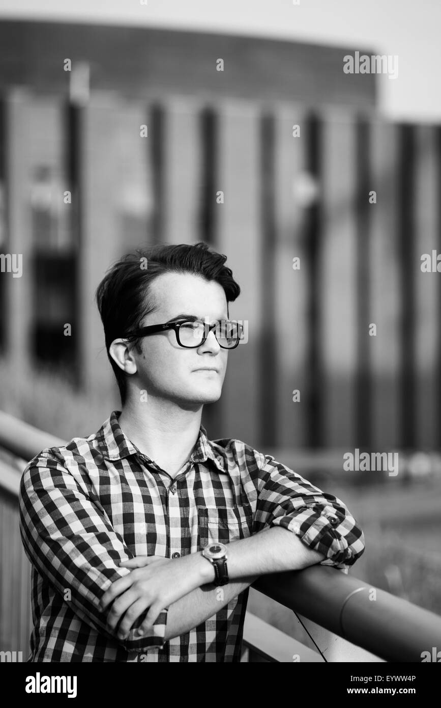 Foto von der Stadt-Porträt eines jungen Mannes Stockfoto