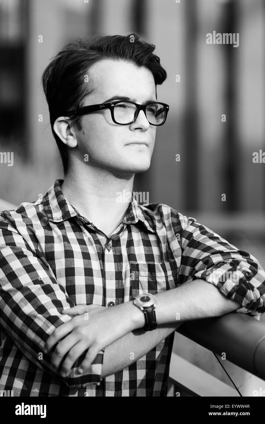 Foto von der Stadt-Porträt eines jungen Mannes Stockfoto