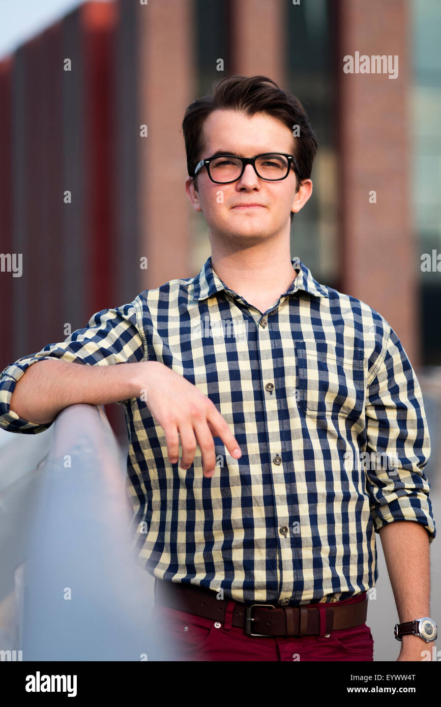 Foto von der Stadt-Porträt eines jungen Mannes Stockfoto