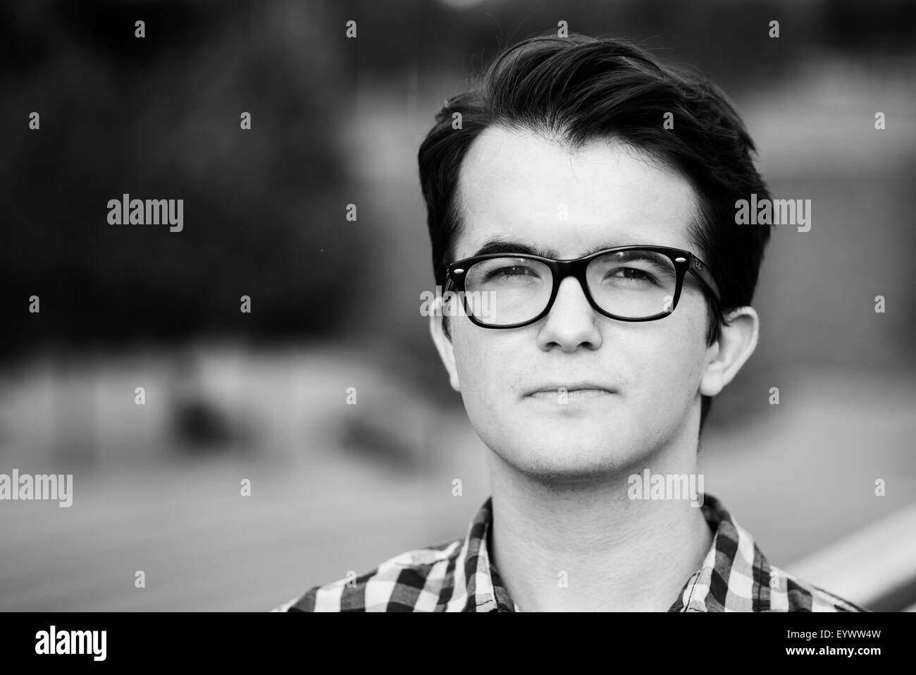 Foto von der Stadt-Porträt eines jungen Mannes Stockfoto