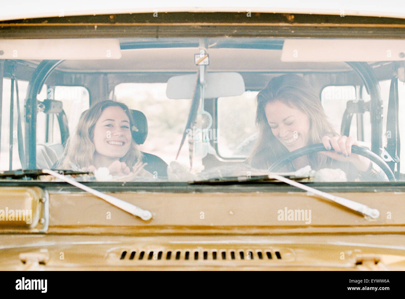 Zwei Frauen auf einem Ausflug in die Wüste, in einem 4 x 4 fahren. Stockfoto