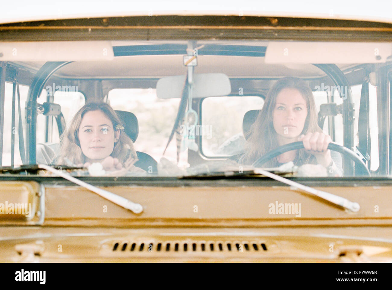 Zwei Frauen auf einem Ausflug in die Wüste, in einem 4 x 4 fahren. Stockfoto