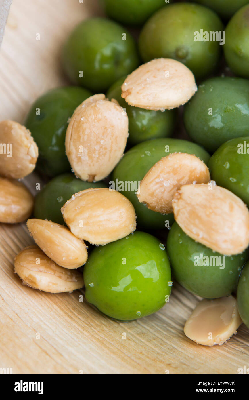 Nocellara grüne Oliven mit gesalzenen Mandeln. Stockfoto