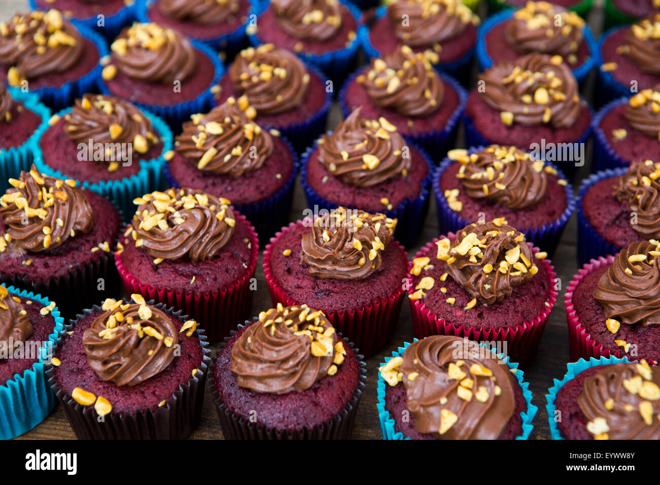 Red Velvet Cupcakes mit Schokolade Garnache und Nuss-Topping. Stockfoto