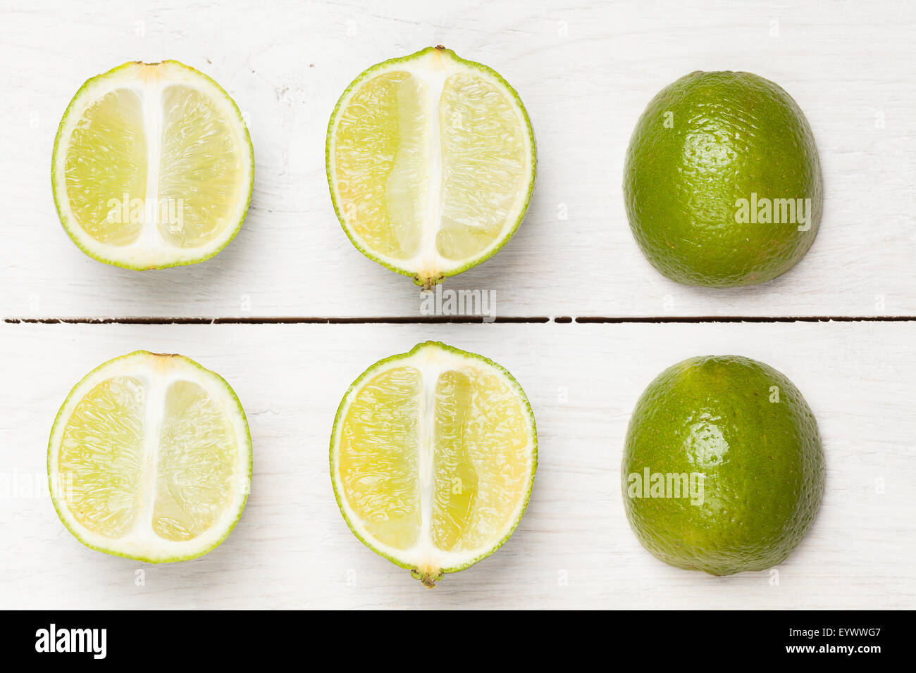 Halbierte Limes auf hölzernen weißen Hintergrund. Stockfoto