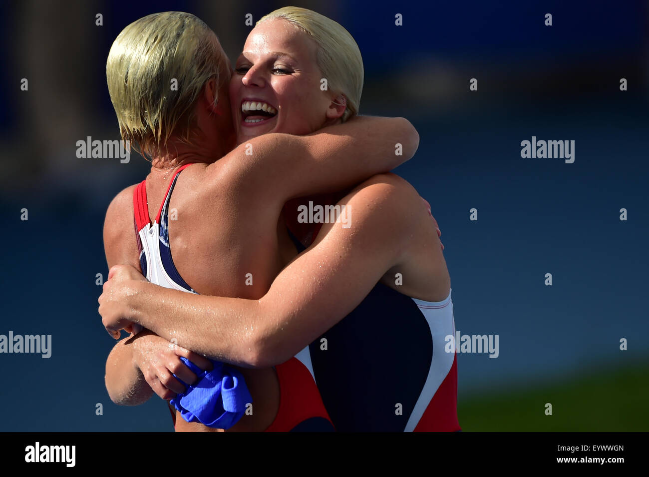 Kazan. 4. August 2015. Silbermedaillengewinner Cesilie Carlton umarmt mit Goldmedaillen-Gewinner Rachelle Simpson (R) der Vereinigten Staaten nach der Frauen Turmspringen bei FINA Weltmeisterschaften in Kasan, 4. August 2015 Credit: Pavel Bednyakov/Xinhua/Alamy Live News Stockfoto
