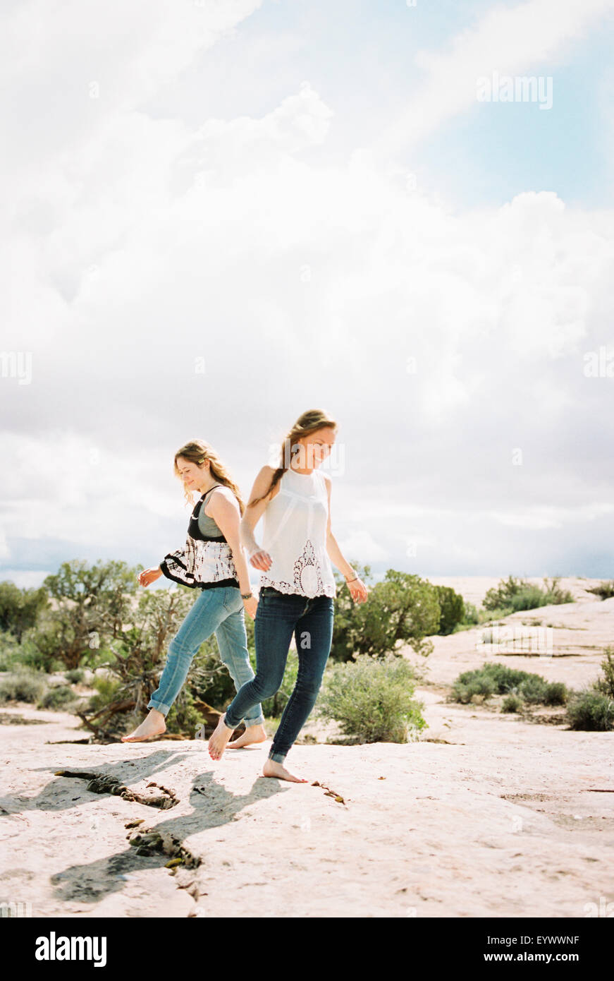Zwei barfuß Frauen laufen in einer Wüste. Stockfoto