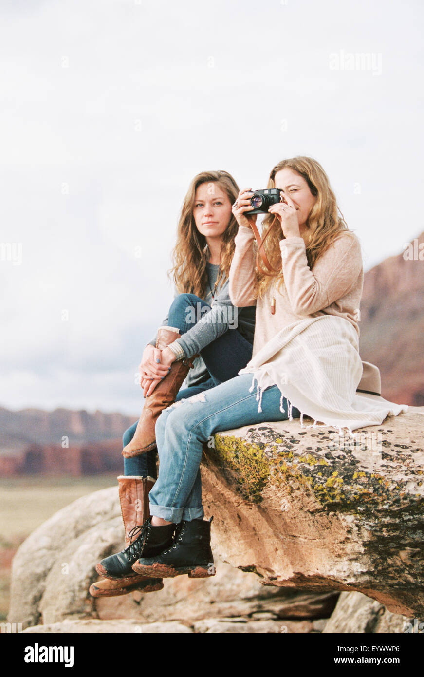 Zwei Frauen auf einem Felsen, ein Betrieb einer Kameras. Stockfoto