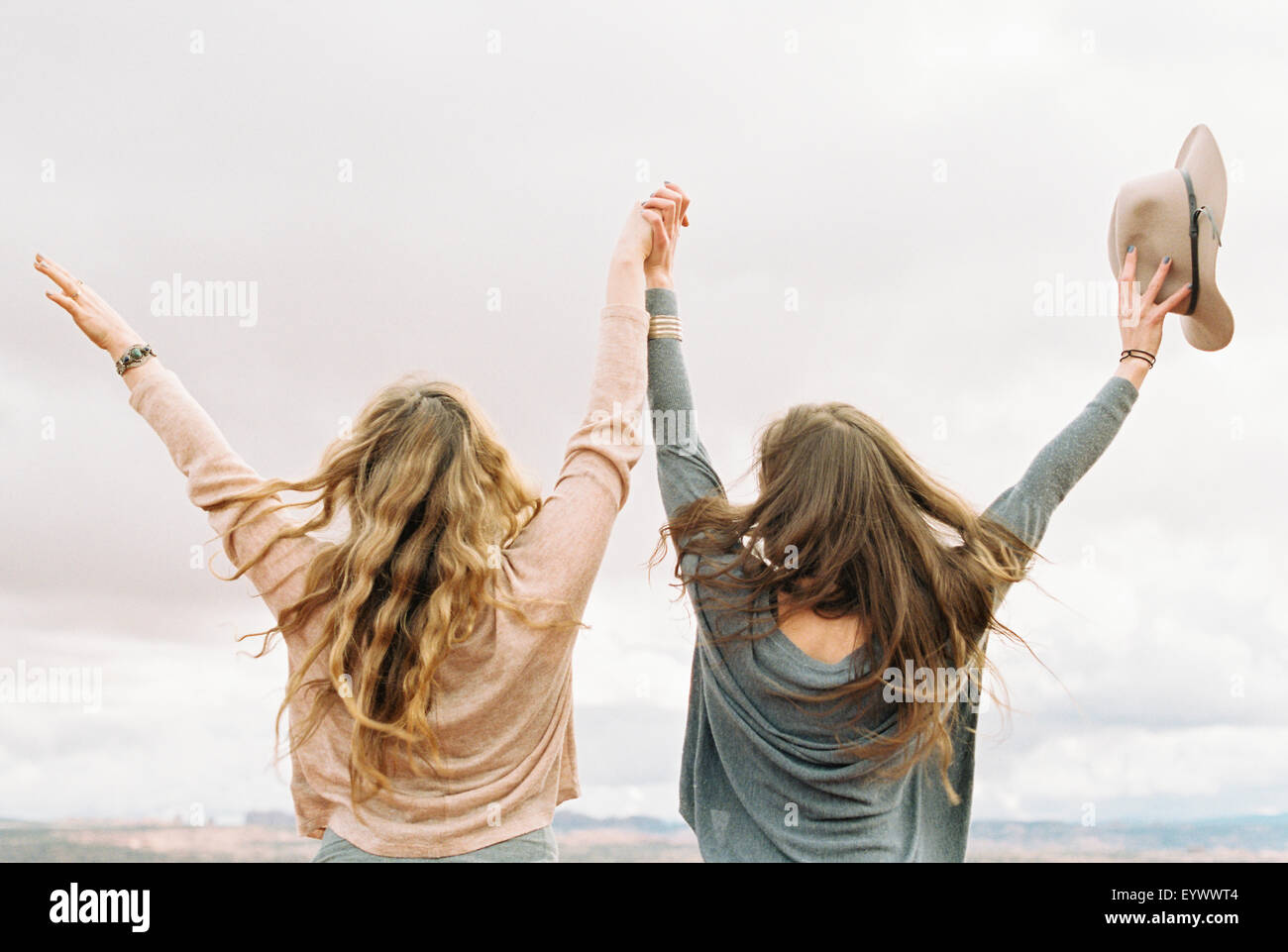 zwei Frauen mit ihren Armen in die Luft hob. Stockfoto