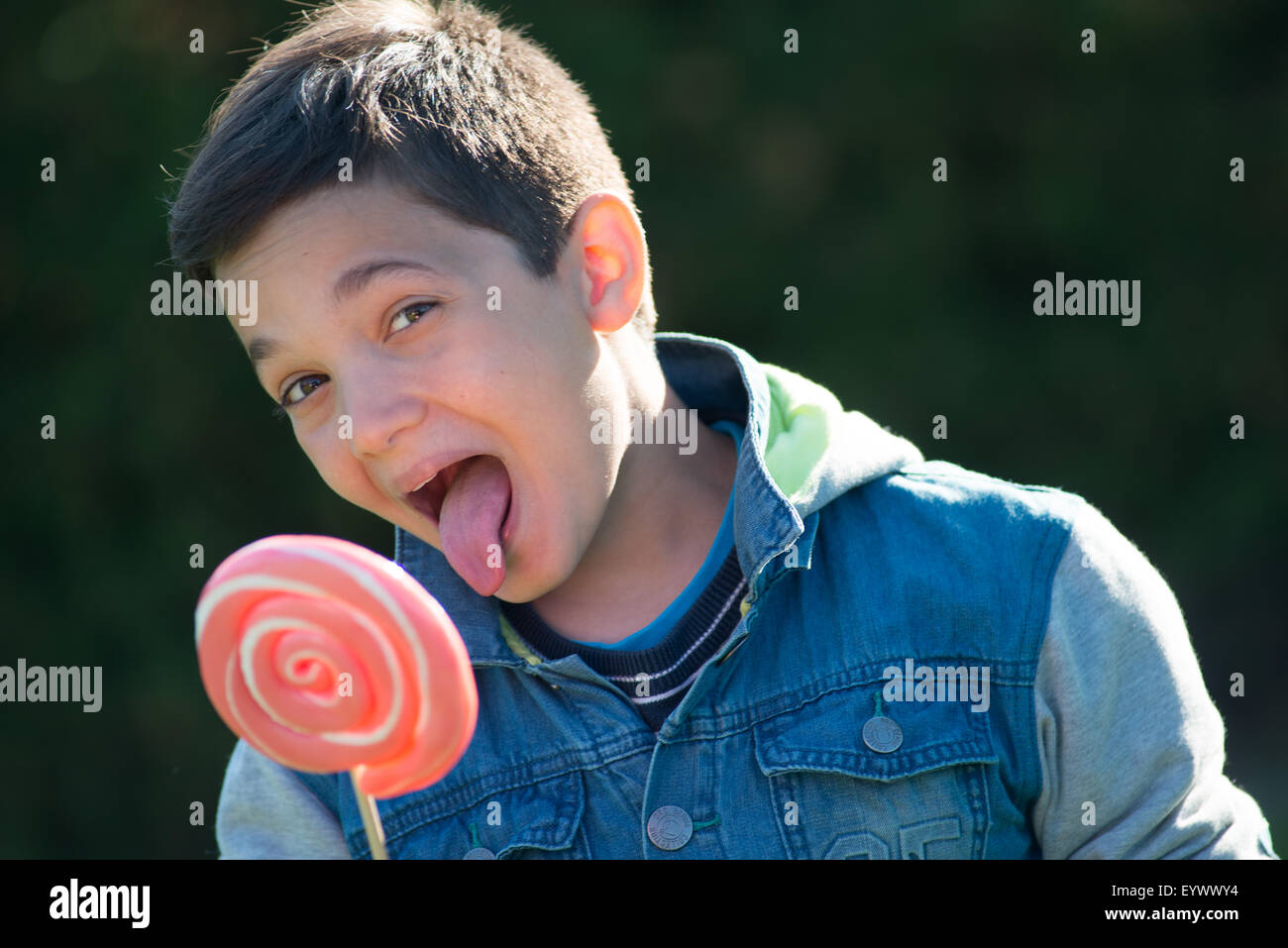 Bildnis eines Knaben mit einem Lutscher Stockfoto