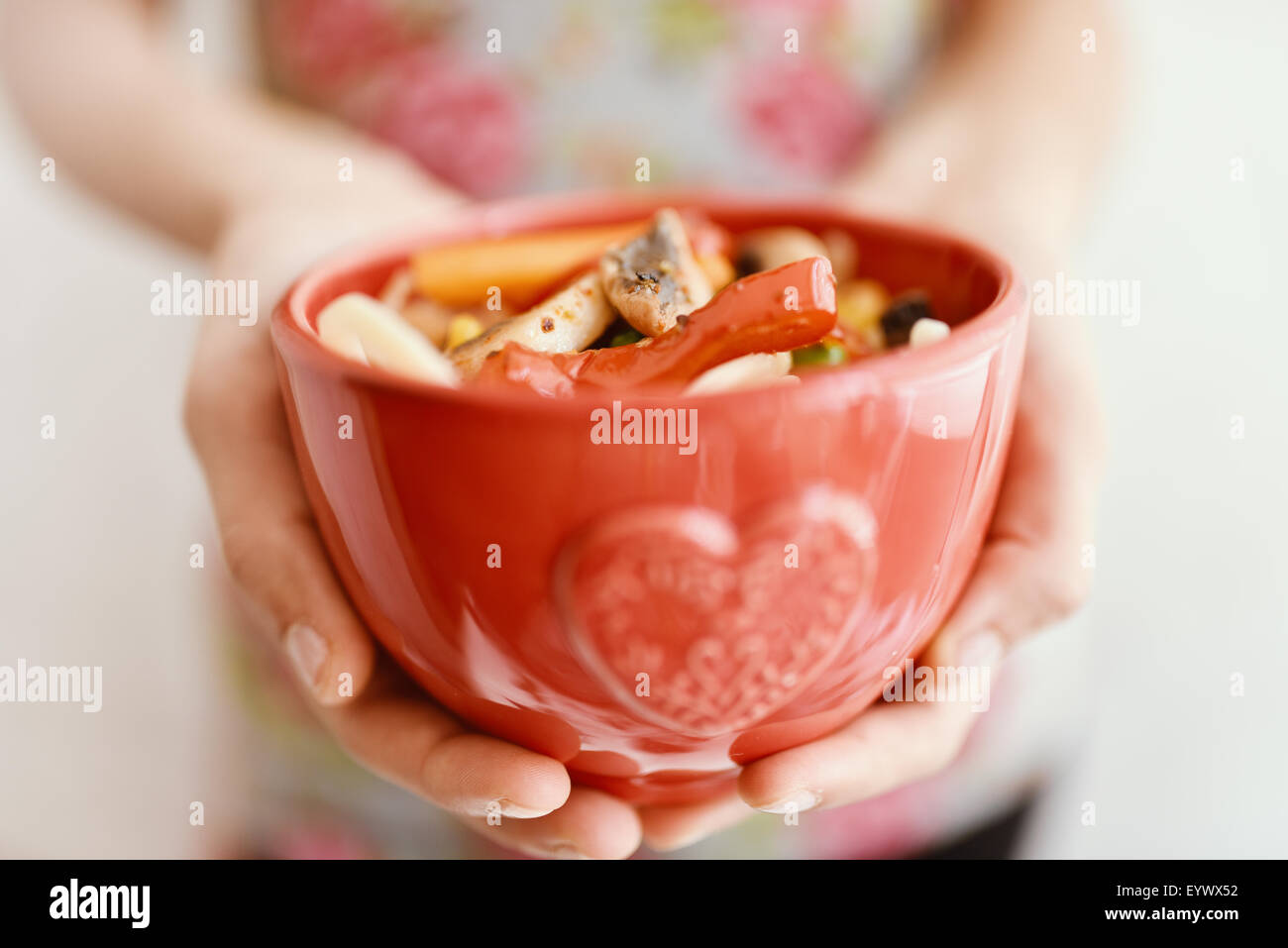 Frau Hand halten Reformhaus Stockfoto