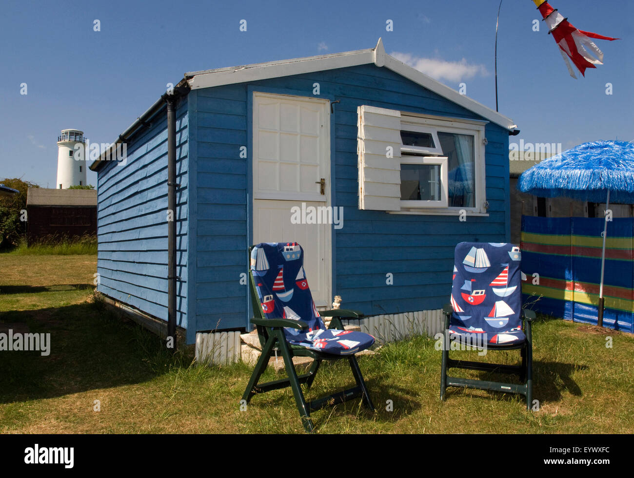 Debbie Foreman und ihre Tochter Maisie mit ihren hölzernen Badeurlaub Strand hut(chalet) in Portland Bill, Dorset, UK. ein Stockfoto