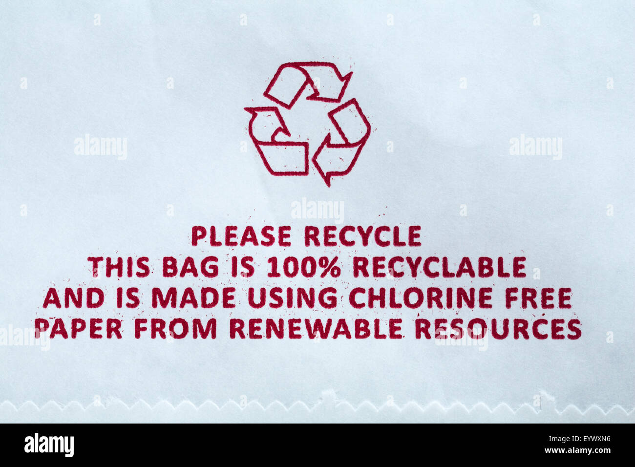 Bitte recyceln - diese Tasche ist zu 100 % recycelbar und wird aus chlorfreiem Papier aus erneuerbaren Ressourcen hergestellt - Entsorgung Recycling Logo Symbol Stockfoto