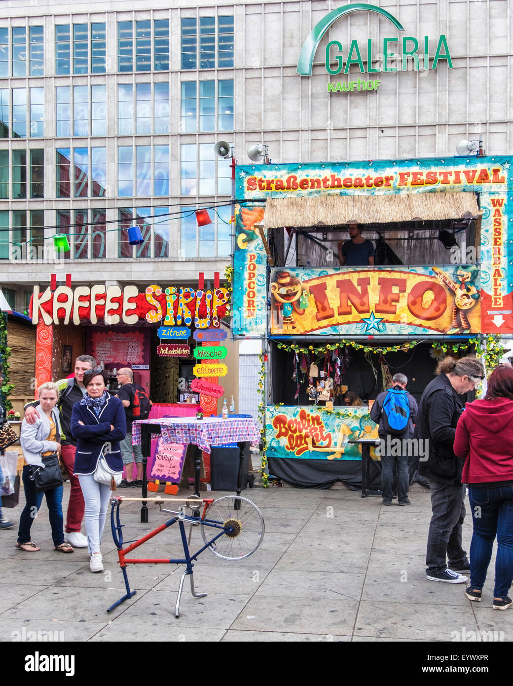 Berlin Berlin Alexanderplatz Internationale Straßentheaterfestival, BERLIN LACHT, lacht - Marktstände Stockfoto