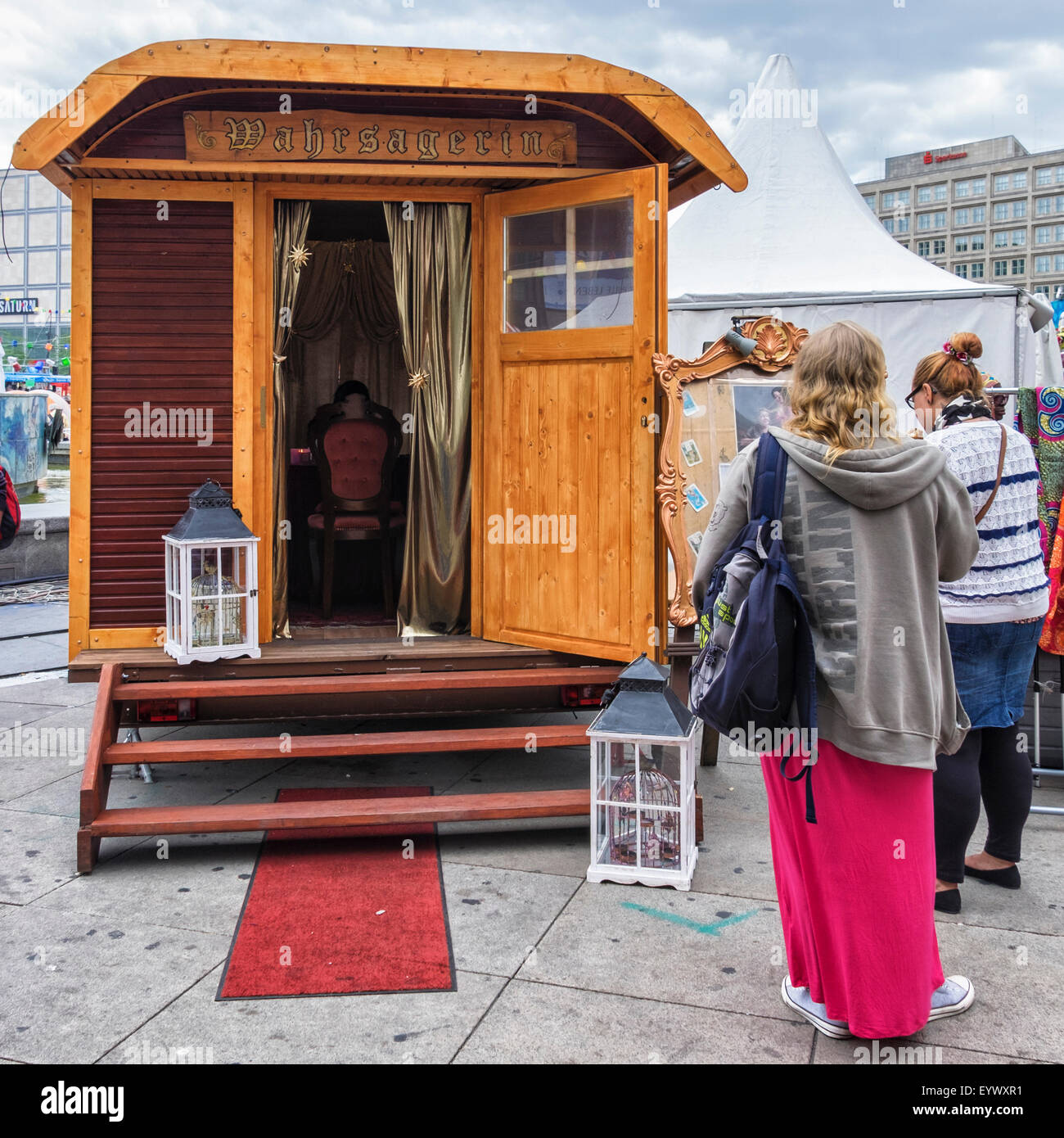 Berlin Berlin Alexanderplatz Internationale Straßentheaterfestival, BERLIN LACHT, lacht - Wahrsager, wahrsagerin Stockfoto