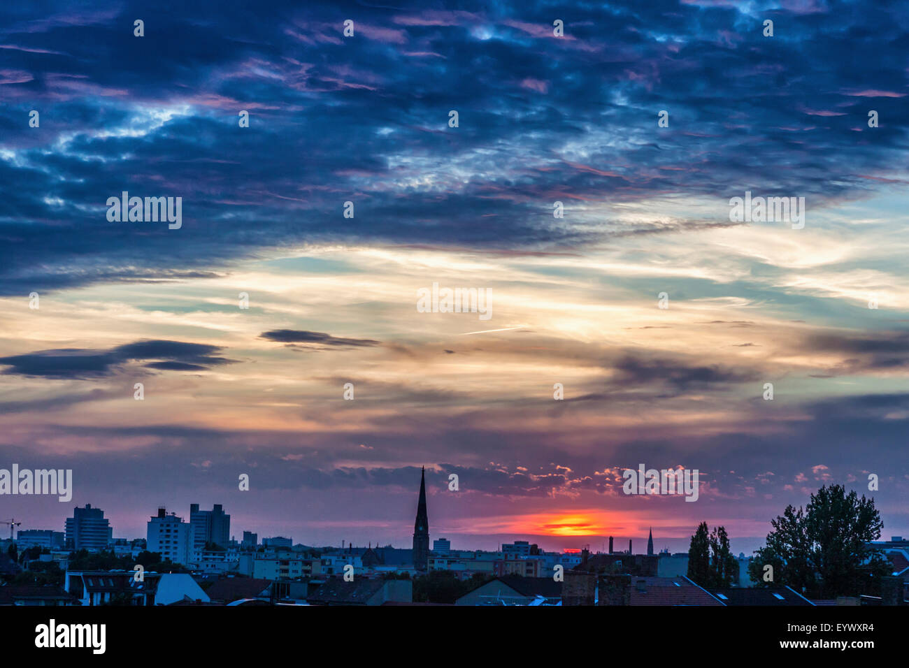 Berlin Sonnenuntergang Blick vom Apartment-Gebäude auf dem Dach. Dramatischen Abend Landschaftsansicht der deutschen Hauptstadt Stockfoto