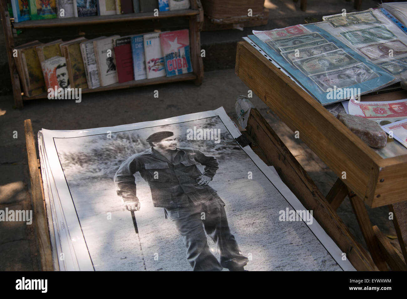 Poster von Che Guevara auf Outdoor-Buch speichern in Plaza de Armas in Alt-Havanna, Kuba. Stockfoto