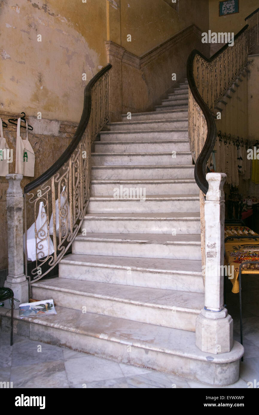 Treppenhaus in Gebäude in Kuba. Stockfoto