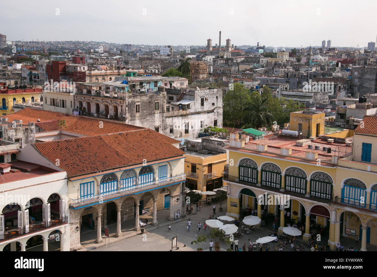 Mit Blick auf Plaza Vieja in Alt-Havanna, Kuba. Stockfoto