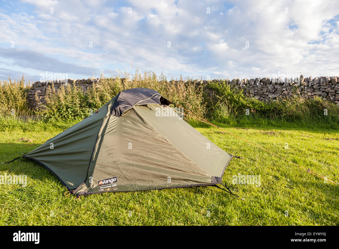 Kleines Zelt. Die Vango Banshee 200 zwei Personen Zelt auf einem Campingplatz, Derbyshire, England, Großbritannien Stockfoto