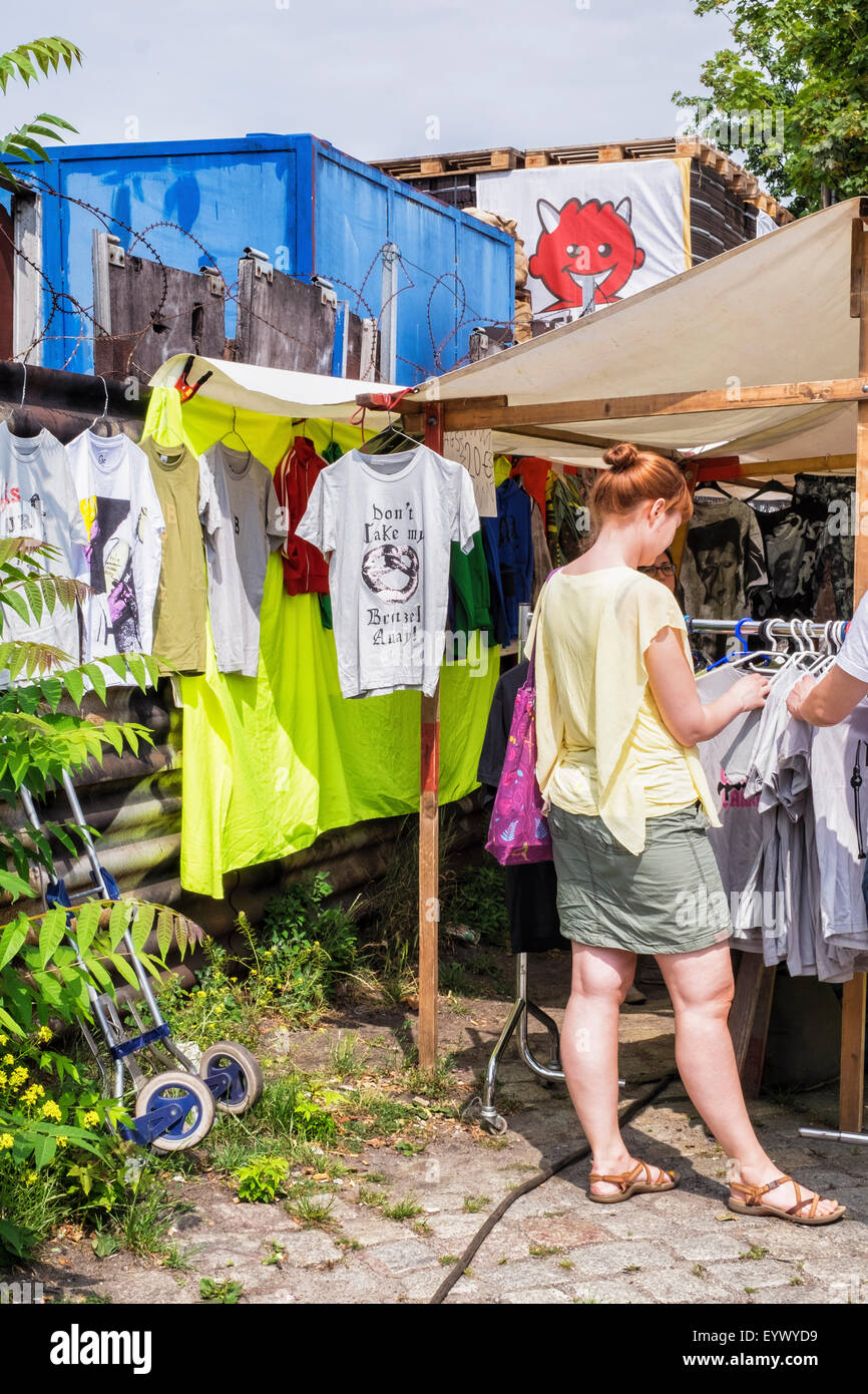berliner-mauer-park-flohmarkt-t-shirt-stand-und-frau-betrachten-t-shirts-eywyd9.jpg