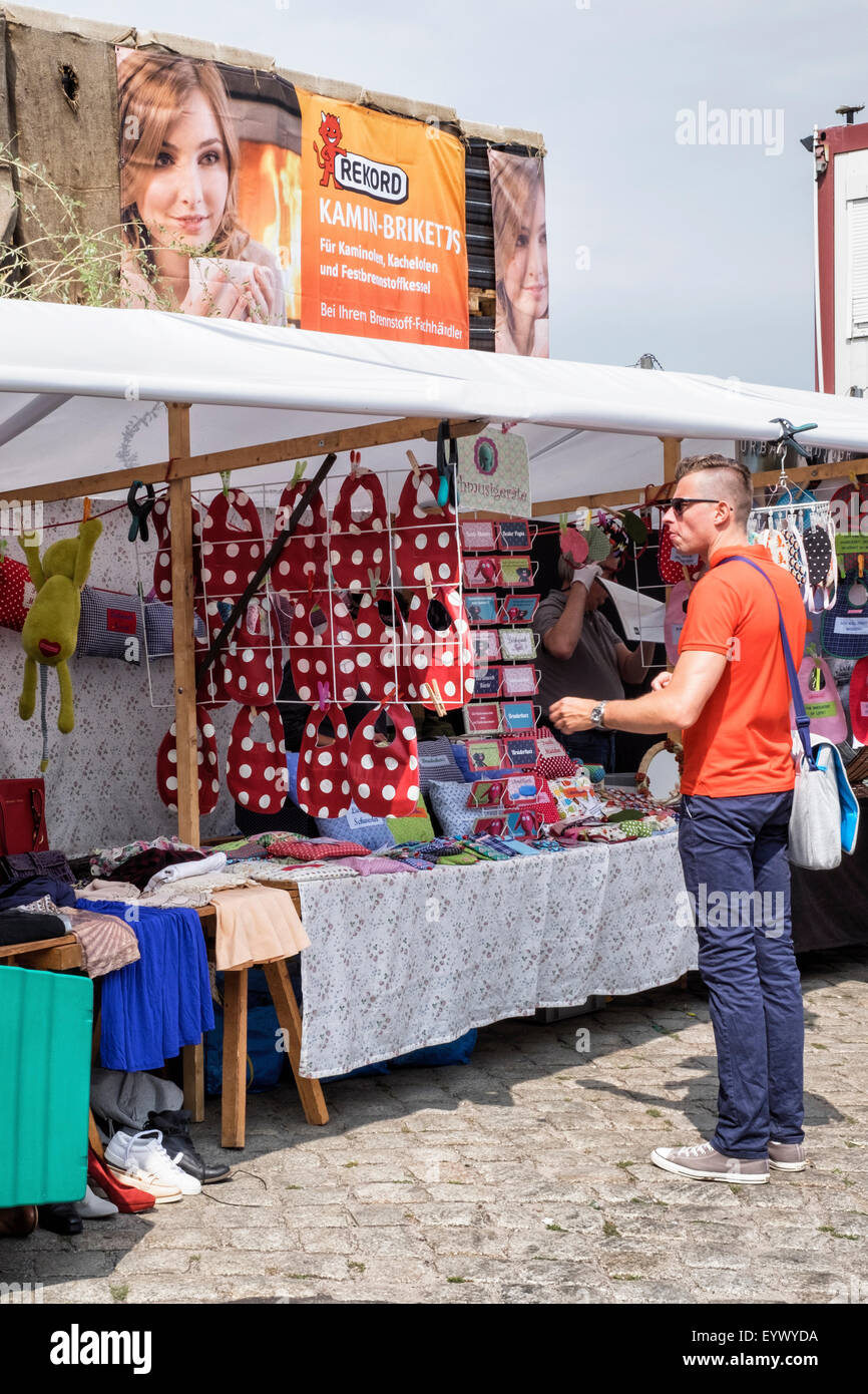 Berliner Mauer Park Flohmarkt Stall und männlichen shopper Stockfoto