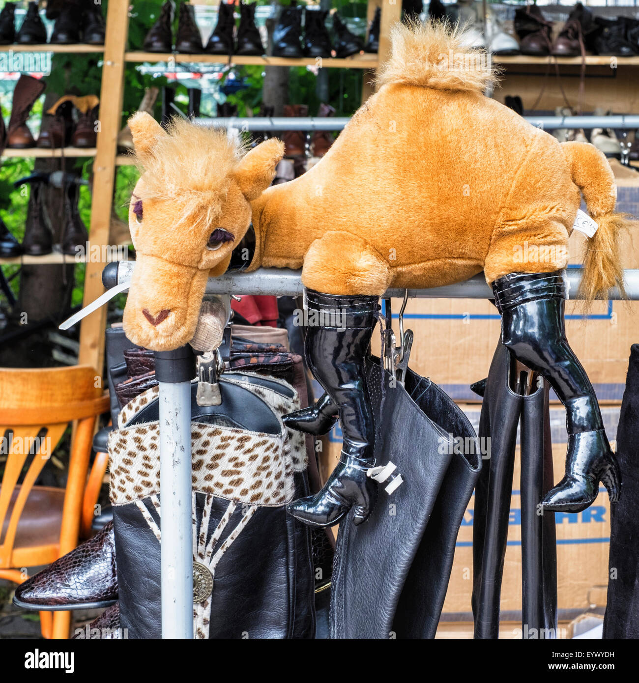 Berliner Mauer Park Flohmarkt - Stiefel und Schuh-Stall und Spielzeug Kamel gekleidet in Lackleder Stiefel Stockfoto