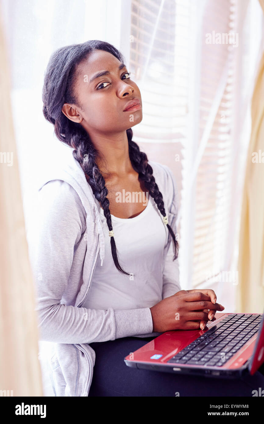 Frustriert ethnischen Mädchen saß im Innenbereich Stockfoto