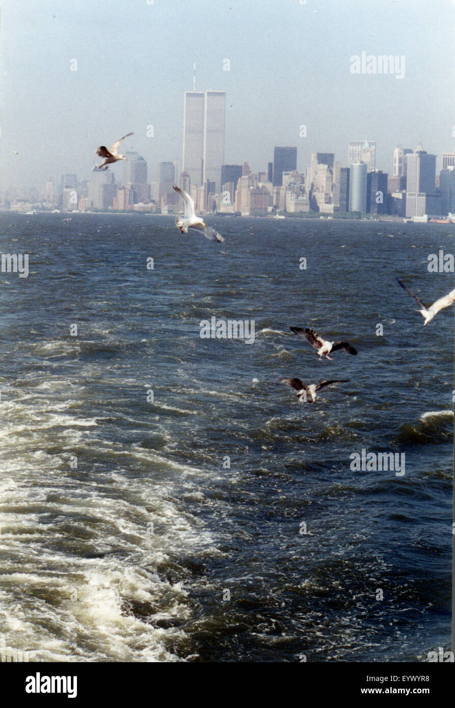 Juli 1998 - NEW YORK: die Skyline von Manhattan mit den Zwillingstürmen des World Trade Centers gesehen von der Staten Island Ferry. Stockfoto