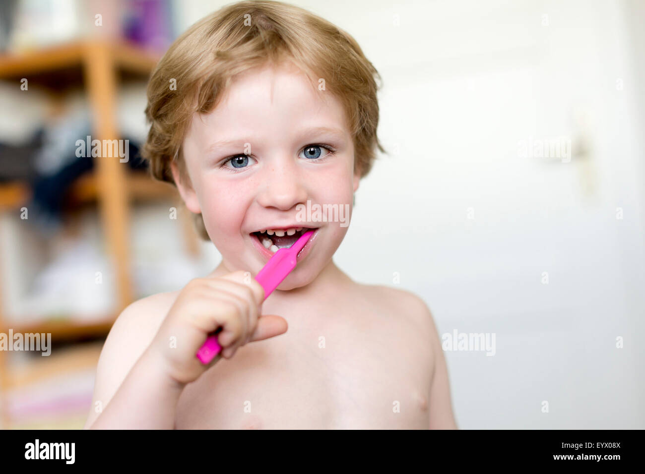 Junge, 4 Jahre, seine Zähne zu putzen Stockfoto