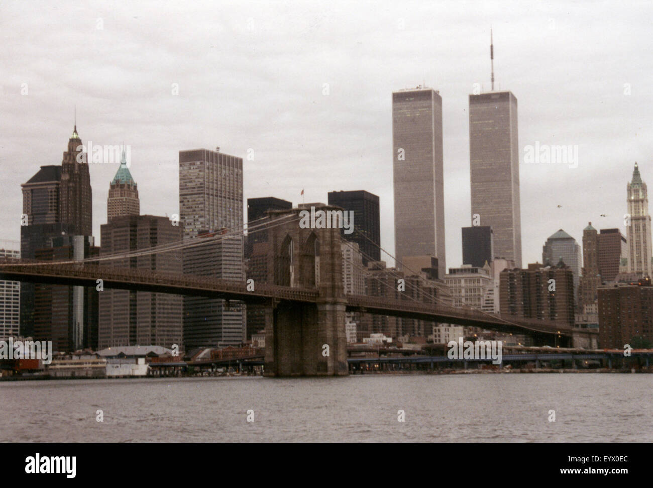 Juli 1995 - NEW YORK: die Skyline von Manhattan mit den Zwillingstürmen des World Trade Center und die Brooklyn Bridge, Manhattan Stockfoto