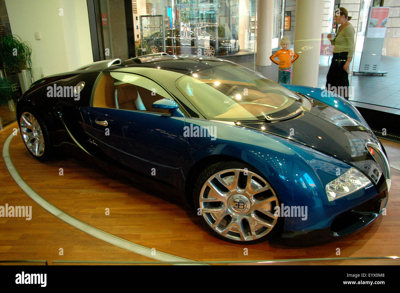 SEPTEMBER 2005 - BERLIN: das schnellste Serien Auto der Welt: der Bugatti Veyron. Stockfoto