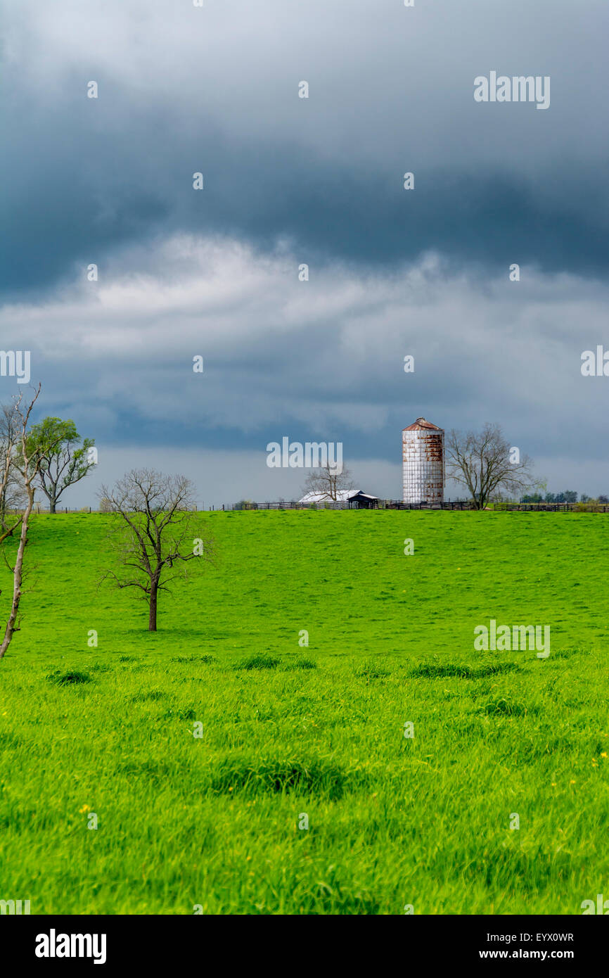 Gewitterwolken über eine Farm in der Bluegrass-Region von Kentucky USA Stockfoto