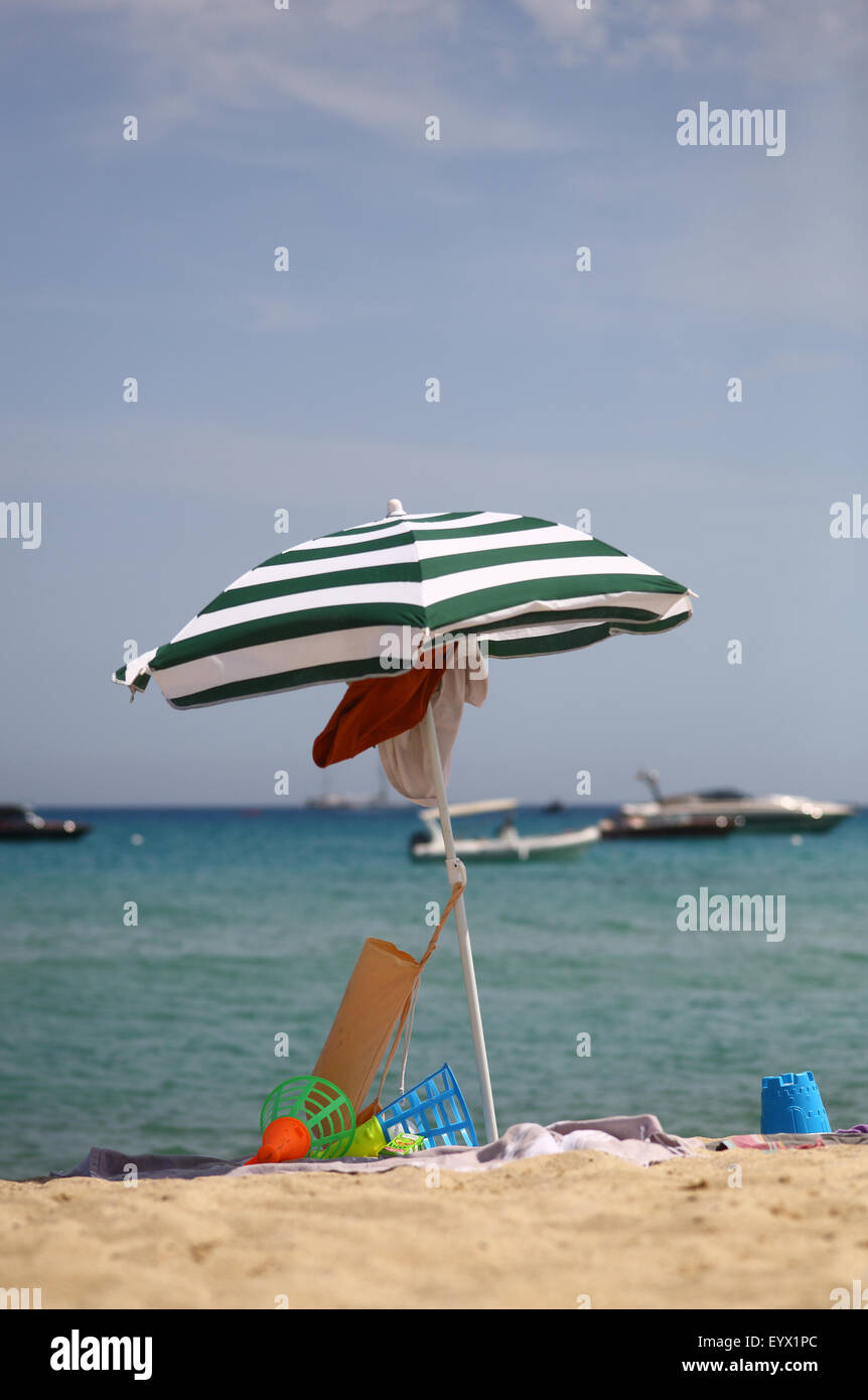 Sonnenschirm und Spielzeug, Südfrankreich Stockfoto