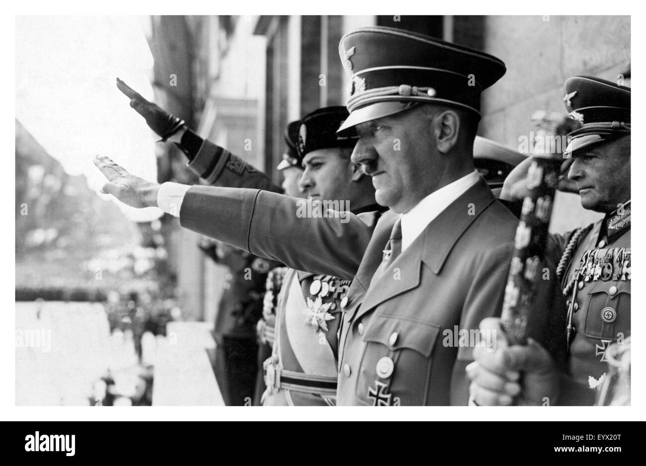 Adolf Hitler und Graf Ciano nehmen Gruß auf der Staatskanzlei Berlin Deutschland 1939 Stockfoto
