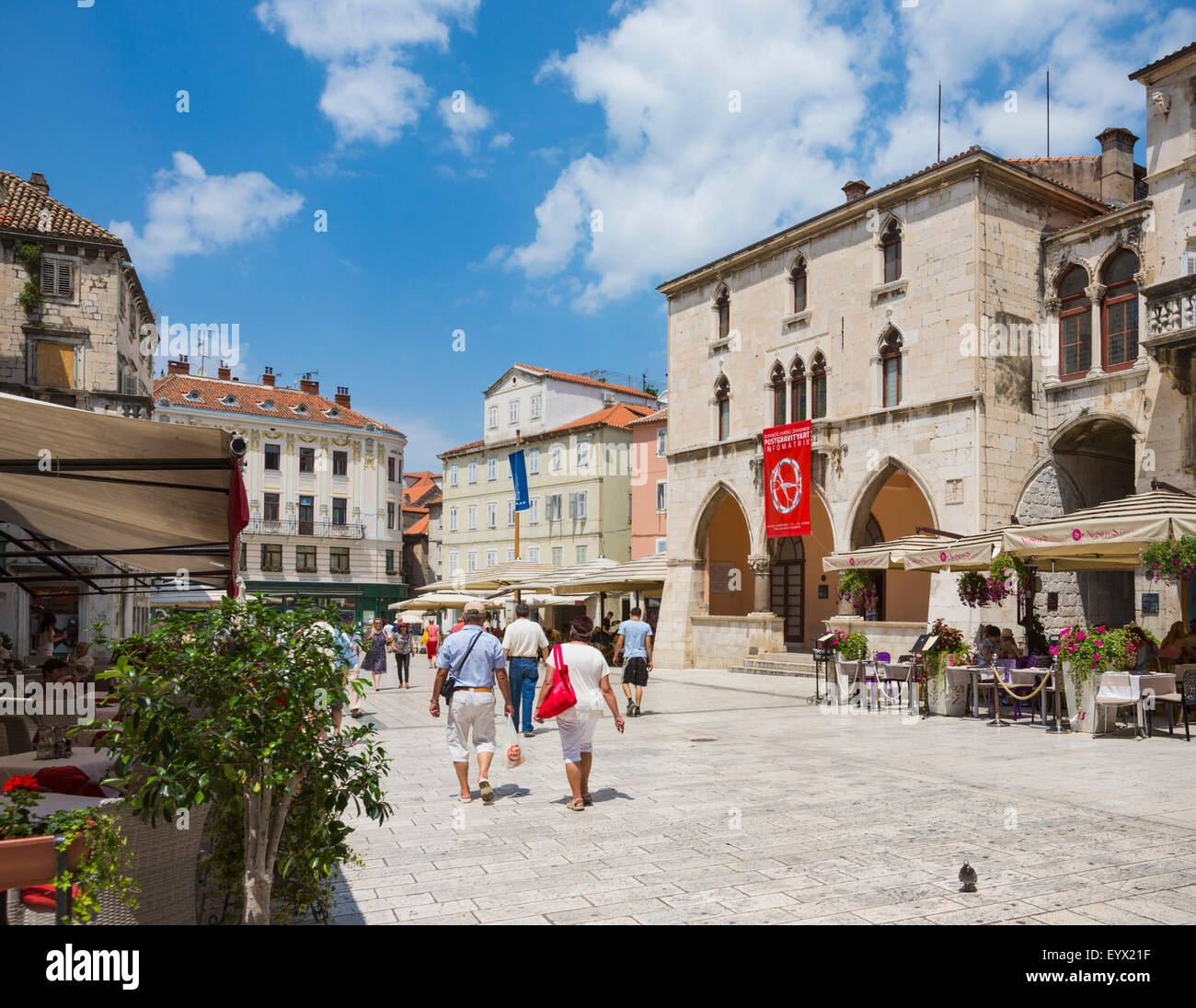 Split, Dalmatien, Kroatien.  Platz des Volkes.  Die rote Fahne hängt vom 15. Jahrhundert Renaissance-Rathaus. Die Histor Stockfoto